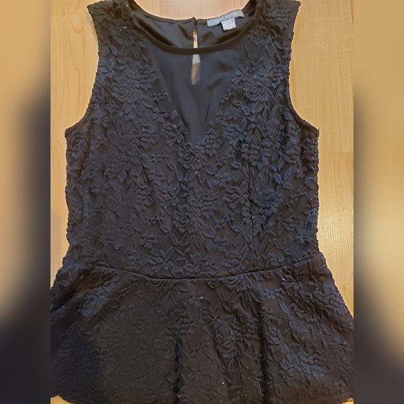 Suzy Shier peplum lace top - Picture 2 of 3